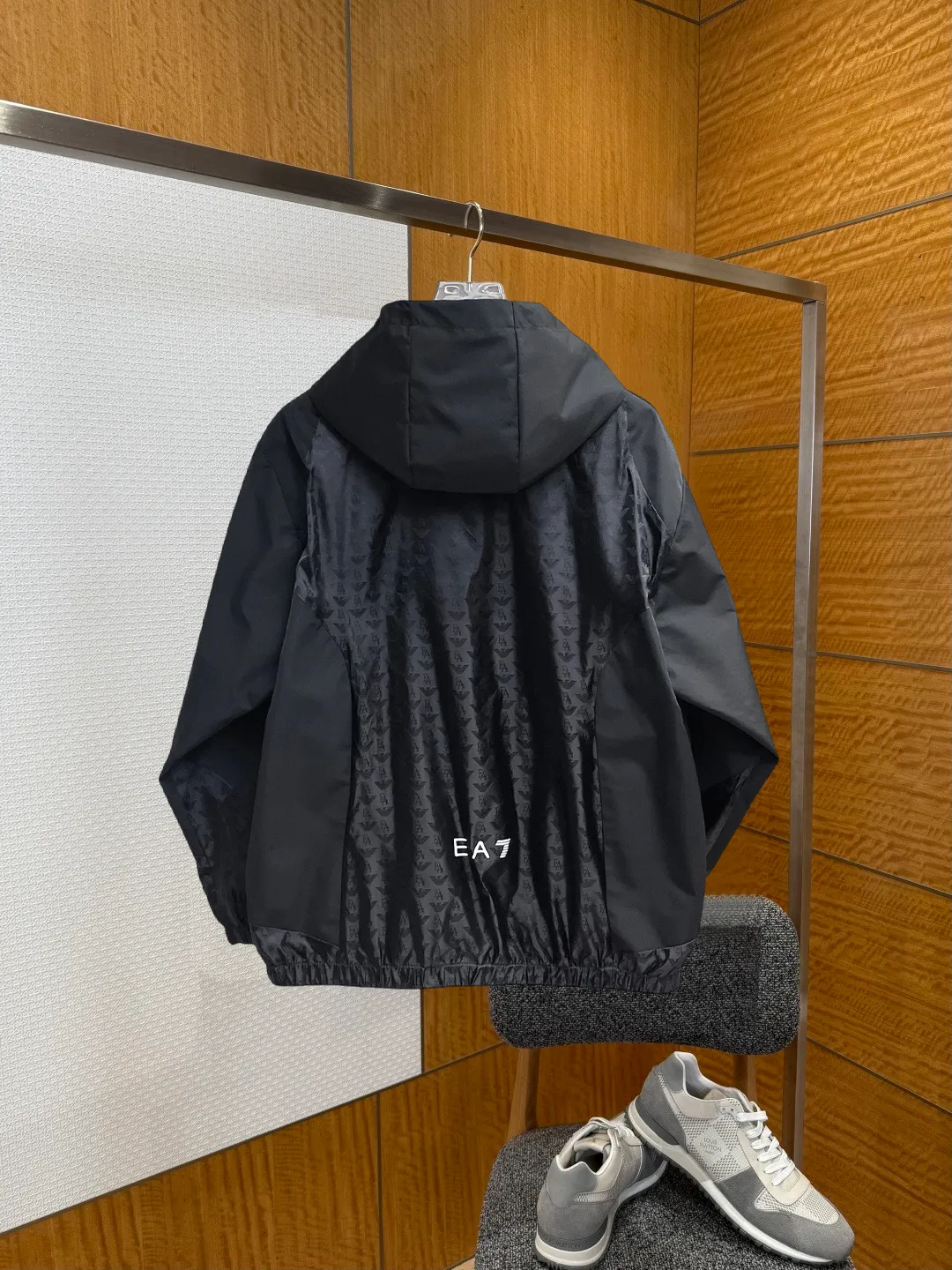 Armani official website Same Style, complete with three labels, on sale in advance. 2026 Autumn and Winter New Arrival men's jacket, Original with complete three labels, Premium version. Custom-made fabrics at the counter. Breathable, high comfort, impeccable details, brand element design concept, reflecting high quality. It feels delicate and soft, presents a casual cut, and has a great upper body shape. Sizes: M～3XL,